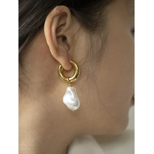 Pearl Drop Earrings, Baroque pearl earrings, Statement earrings, Huggie earrings, Womens pearl earrings, Retro pearl earrings, Baroque style pearl, Womens fashion accessories, gold pearl drop earrings, Dangle earrings, Pearl Dangle earrings, Elegant earrings, Womens pearl earrings.