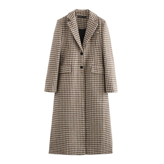 Elegant tailored plaid coat women adore, crafted in premium wool blend with a classic checked pattern and functional flap pockets a timeless winter long plaid coat outfit.