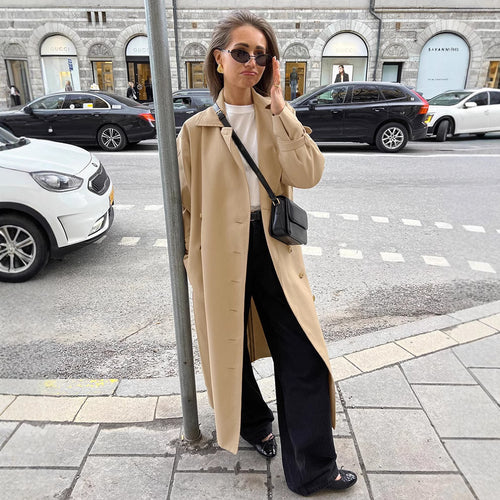 Beige trench coat women style with double breasted detailing, tortoiseshell button trench coat look, long trench coat women fit for fall outfits women and classic trench coat women quiet luxury city chic, fall outfits women, longline beige double breasted trench coat women.