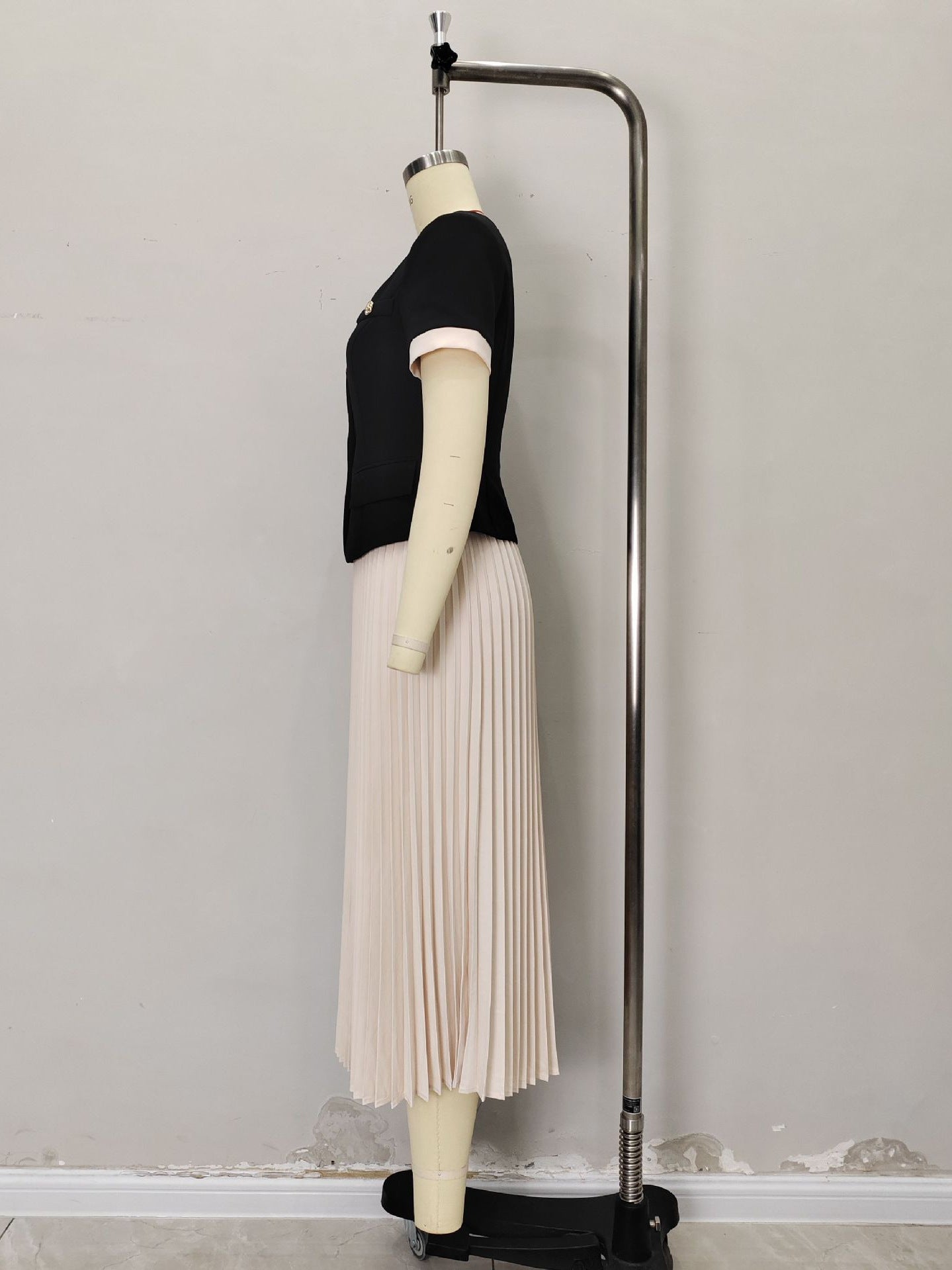 Elegant Light Luxury Office Short Sleeve Chanel Top Elastic Waist Tightening Pleated Skirt Elegant Outfit Two Piece Sets