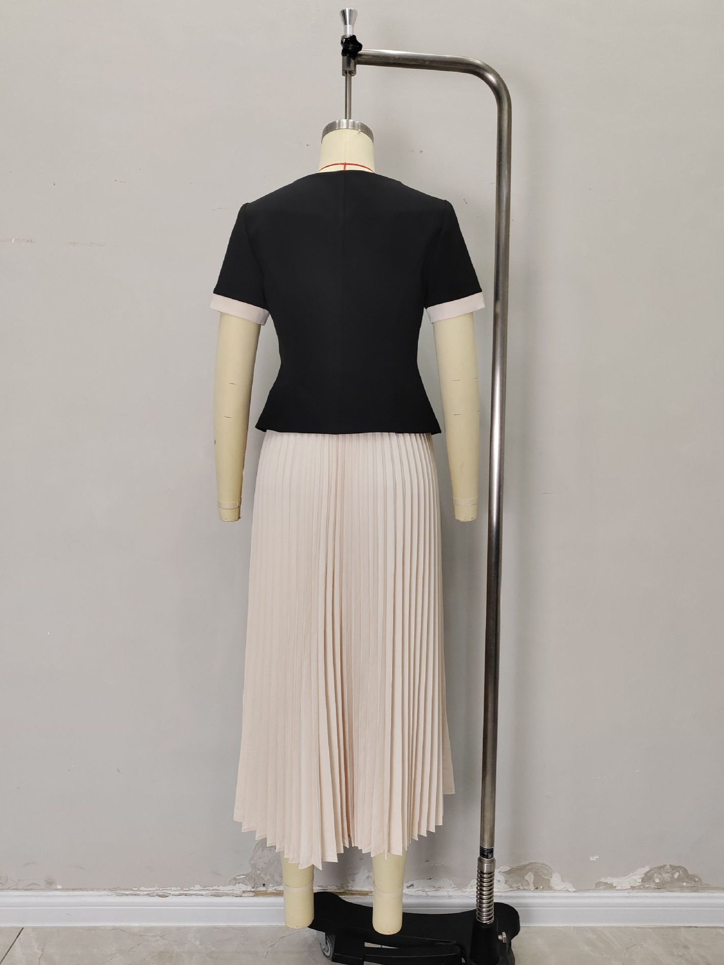 Elegant Light Luxury Office Short Sleeve Chanel Top Elastic Waist Tightening Pleated Skirt Elegant Outfit Two Piece Sets