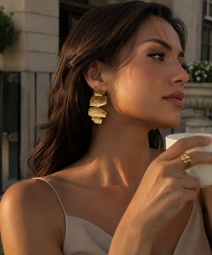 Organic sculptural gold drop earrings featuring a hammered metal texture, layered abstract design and polished gold-tone finish, perfect for European summer styling, quiet luxury outfits and elevated everyday fashion.