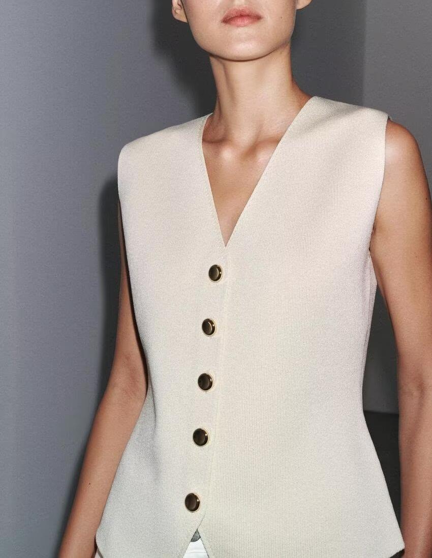 Tailored vest outfit idea in white minimalist vest women dressed up for office look or layering piece in women’s vest fashion