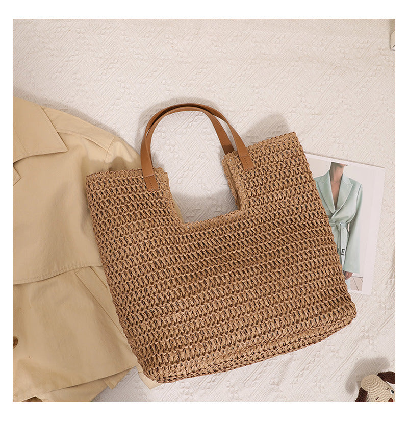Women's straw tote bag with braided raffia texture and structured carry silhouette, woven straw bag designed as a straw tote bag for beach, ideal beach bag for women for summer travel days and seaside plans.
