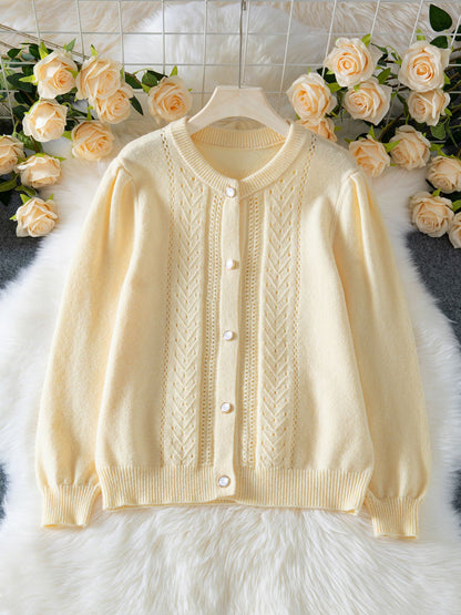 Cozy knit cardigan sweater for women in a soft cream colour with pearl-button closure – the perfect fall knitwear piece for weekend casual chic and layering cardigan outfit.