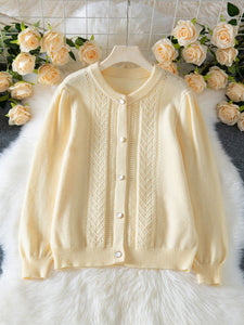 Cozy knit cardigan sweater for women in a soft cream colour with pearl-button closure – the perfect fall knitwear piece for weekend casual chic and layering cardigan outfit.