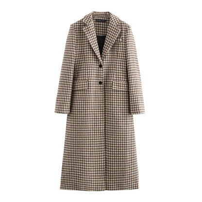 Elegant tailored plaid coat women adore, crafted in premium wool blend with a classic checked pattern and functional flap pockets a timeless winter long plaid coat outfit.